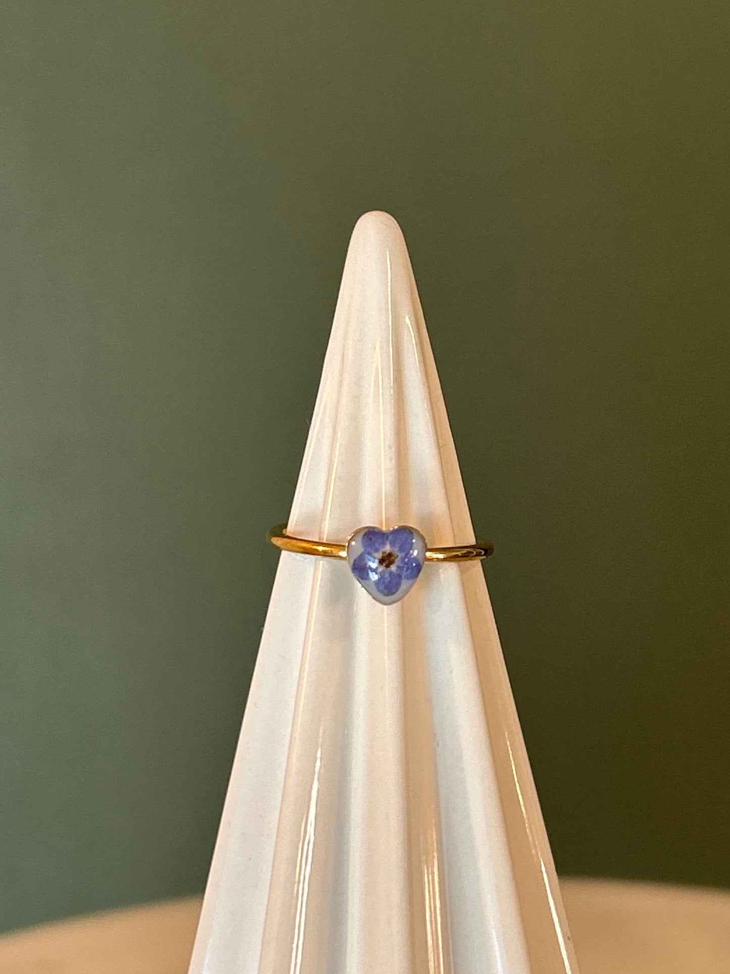 Heart ring with Forget Me Not- 18k Gold