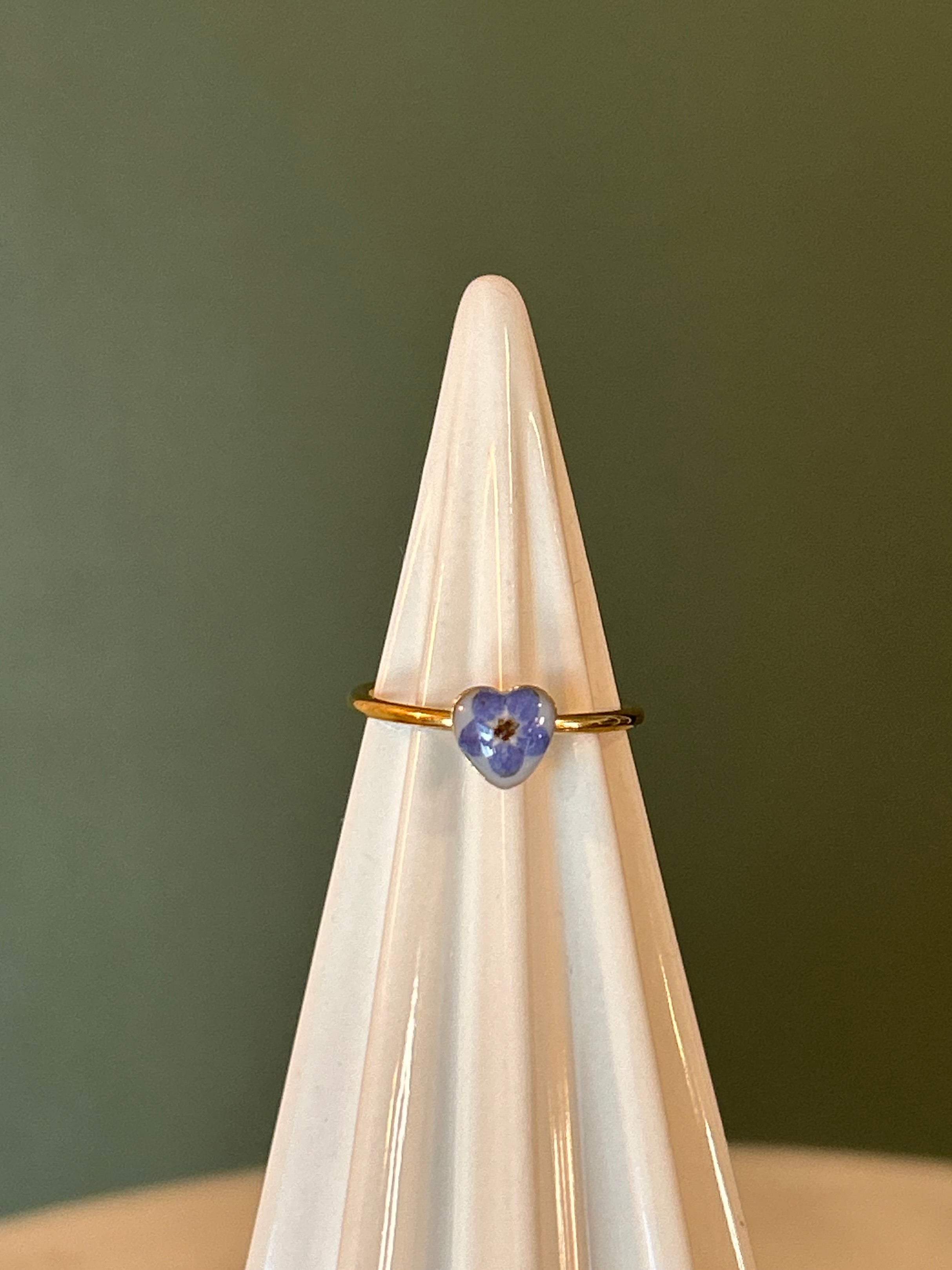 Heart ring with Forget Me Not- 18k Gold