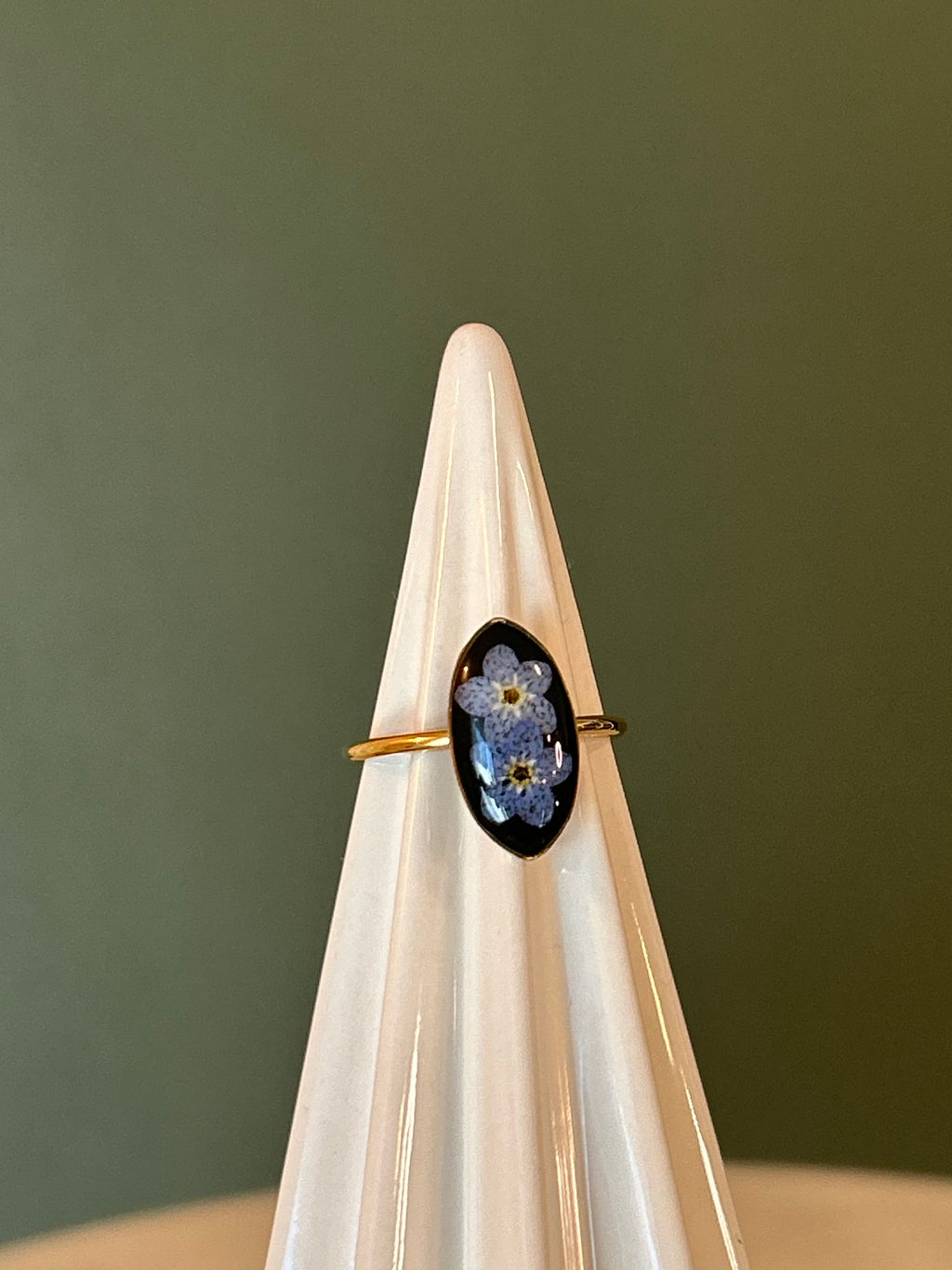 Large pointed oval ring with Forget Me Not- 18k Gold