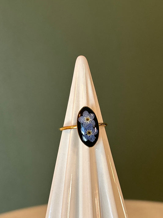 Large pointed oval ring with Forget Me Not- 18k Gold