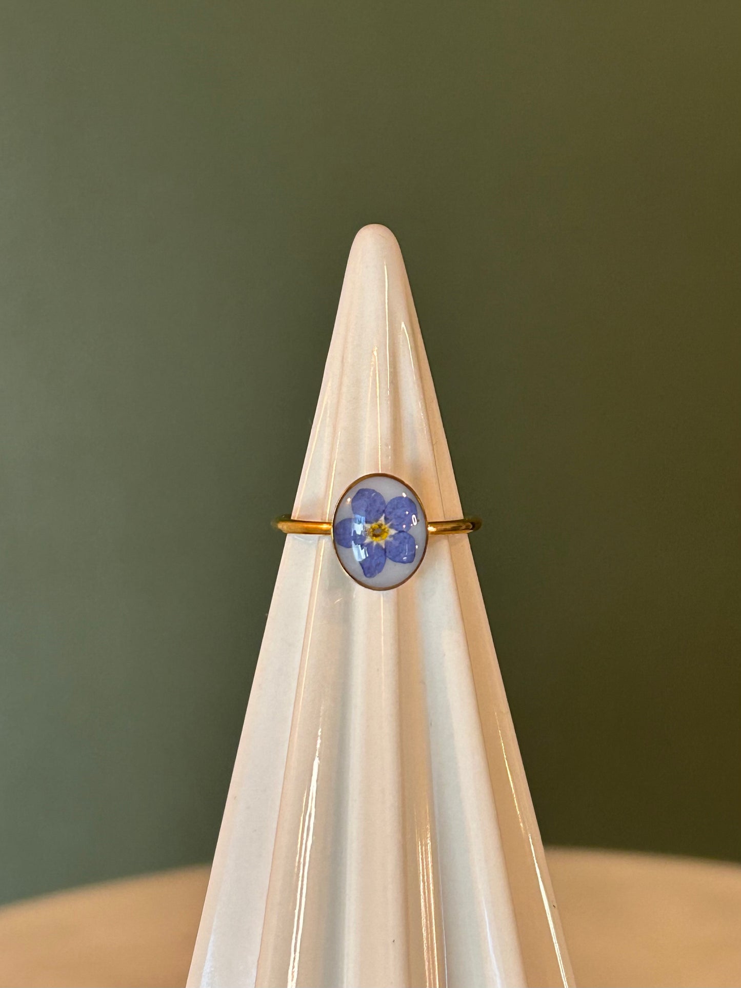 Small oval ring with Forget Me Not- 18k Gold