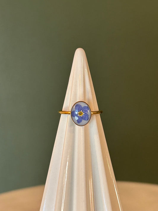 Small oval ring with Forget Me Not- 18k Gold